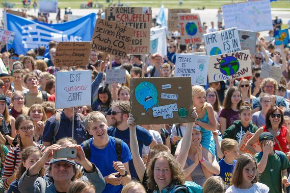 Menge mit Schildern beim Klimastreik