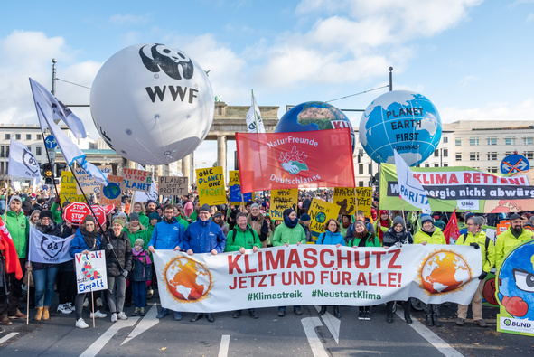Menge Frontbanner und Luftballons beim Klimastreik
